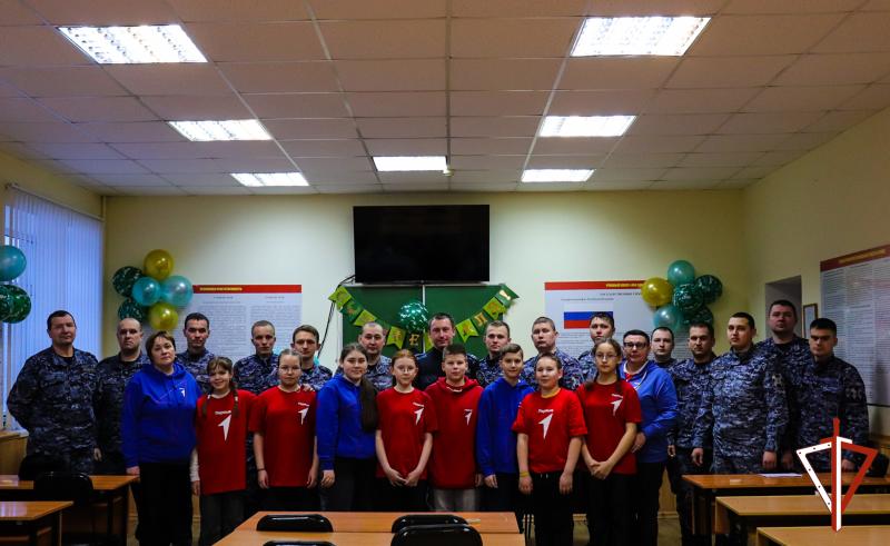 В Йошкар-Оле активисты «Движения Первых» поздравили сотрудников Росгвардии с Днем защитника Отечества