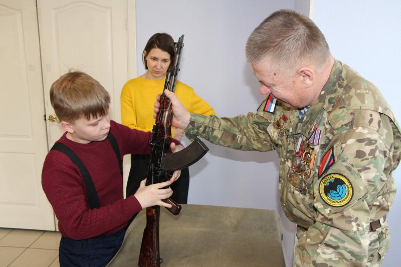 Ветераны-десантники провели выставку оружия в забайкальском Росреестре