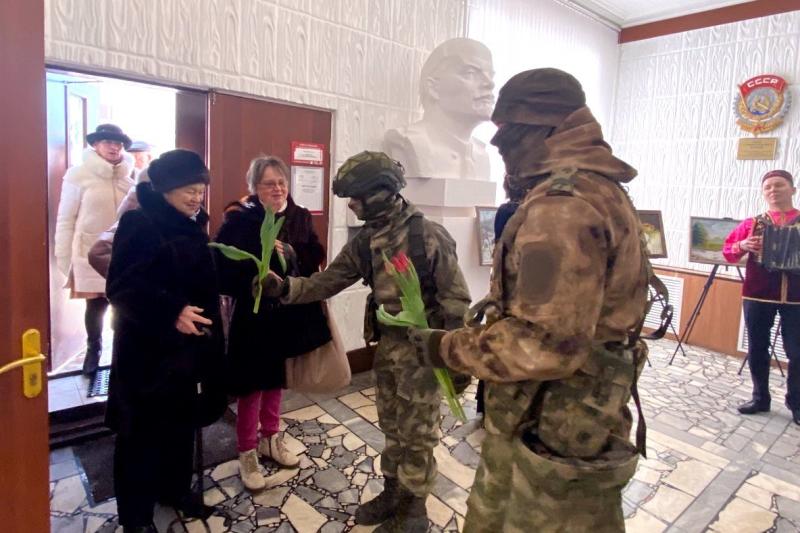 Военнослужащие казанского батальона по охране важных государственных объектов поздравили работниц охраняемых объектов с праздником весны