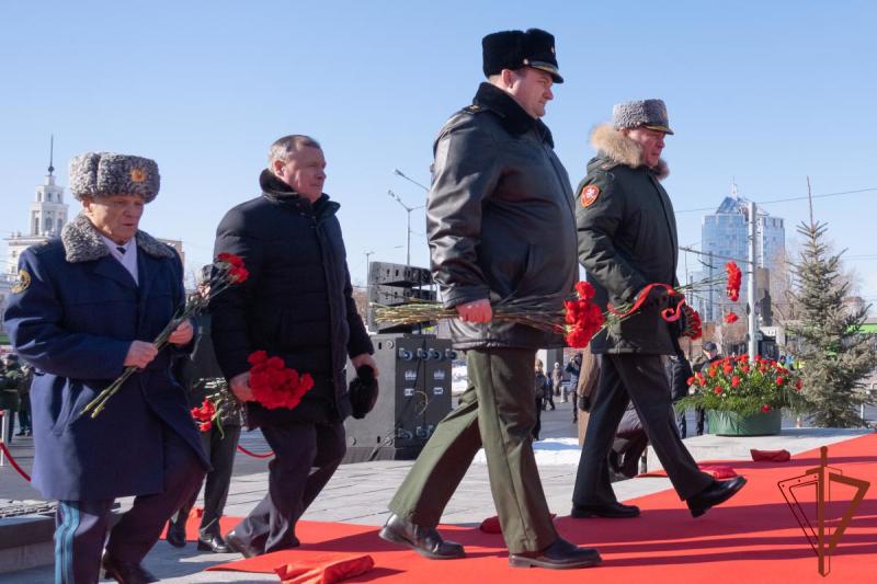 Командующий Уральским округом возложил цветы к памятнику воинам добровольческого танкового корпуса