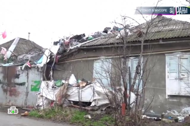 Житель Минеральных Вод превратил жилище в огромный мусорный бак