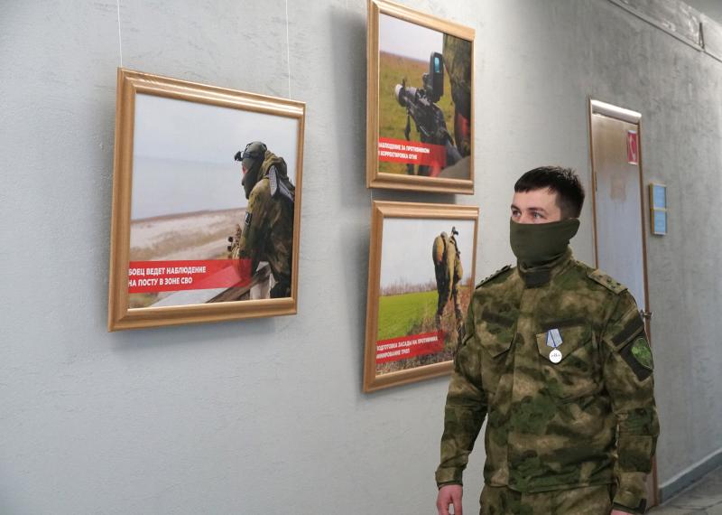 В Ульяновске росгвардейцы посетили открытие фотовыставки «Гостомельский десант»