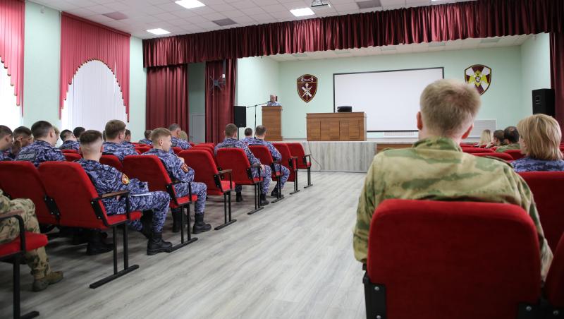 В Мордовии представитель общества «Знание» поговорил о геополитической ситуации с росгвардейцами