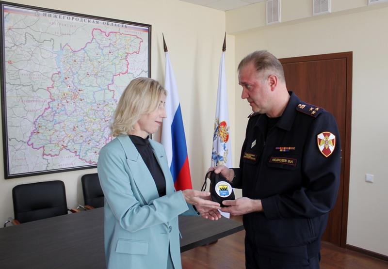 Полковник полиции Вадим Медведев передал родственникам кисет с землей с места захоронения нижегородского бойца
