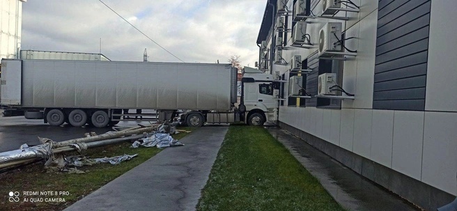 Фура вписалась в здание на Сибиряков-Гвардейцев — фото, где водителю не до смеха