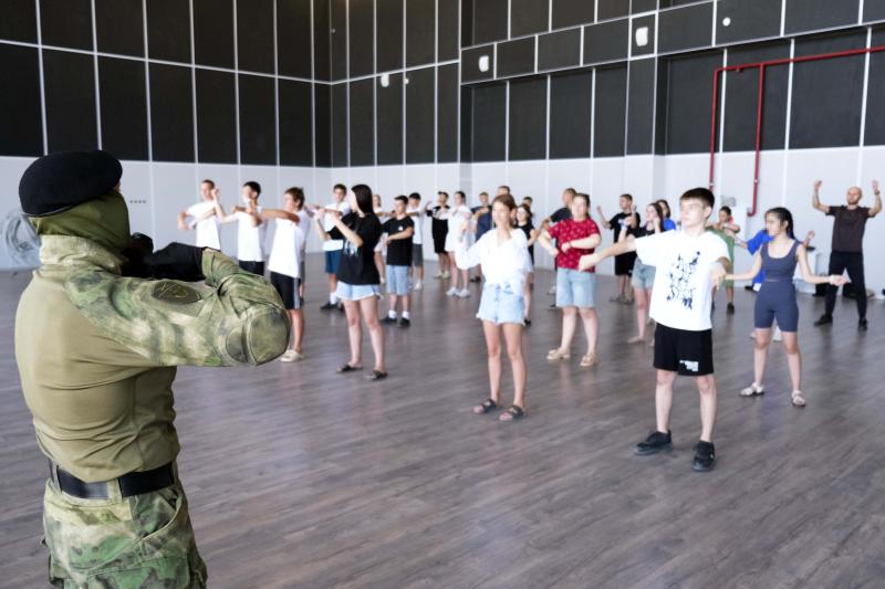 Росгвардейцы и «Движение Первых» провели профориентационную программу для молодёжи Херсонской области