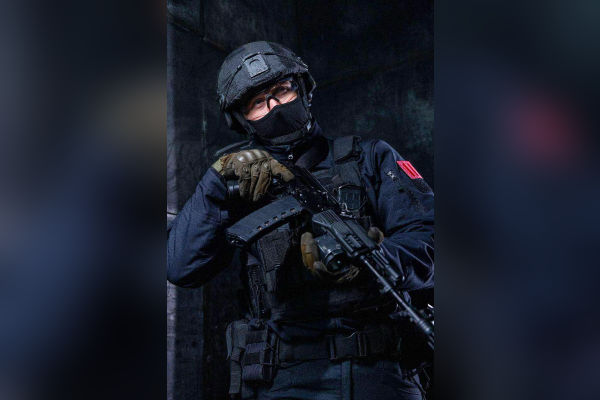 В День парашютиста героем рубрики «Знай наших» стал сотрудник СОБР «Булат» Главного управления Росгвардии по Московской области Александр Г.