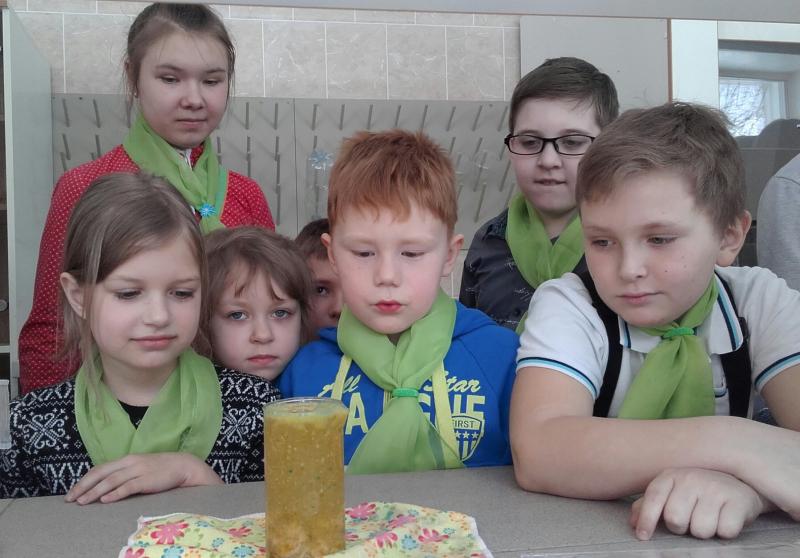 Кировские железнодорожники приняли детей в юные экологи, создали для них извергающий лаву вулкан, звездный дождь и превратили воду в компот