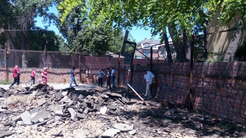 В ОНФ обратились махачкалинцы с жалобой на незаконное строительство частной клиники на месте детской площадки