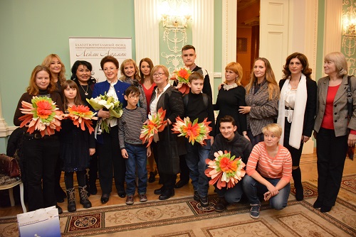 Благотворительный фонд в области поддержки социально-культурных инициатив Лейлы Адамян провел акцию «Новогодний конверт»