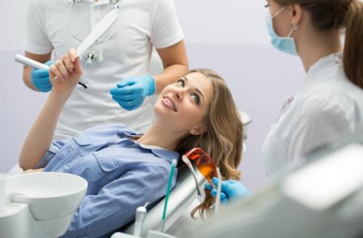 Стоматологи восстановят улыбку за три дня: имплантация зубов без костной пластики